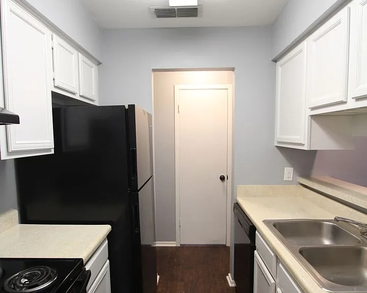 Heritage West Apartments — Photo 28