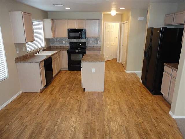 955 S Del Rancho — Photo 2