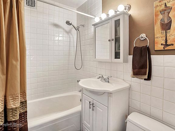 5th image of 225 E 36th St APT 4O