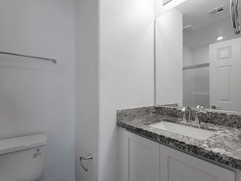 902 Bronzite St — Photo 6