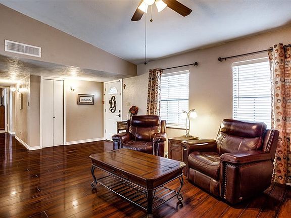 5th image of 736 Warwick Dr