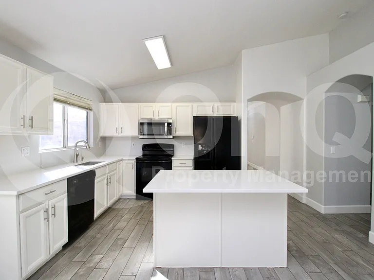 208 W Jasper Dr — Photo 3
