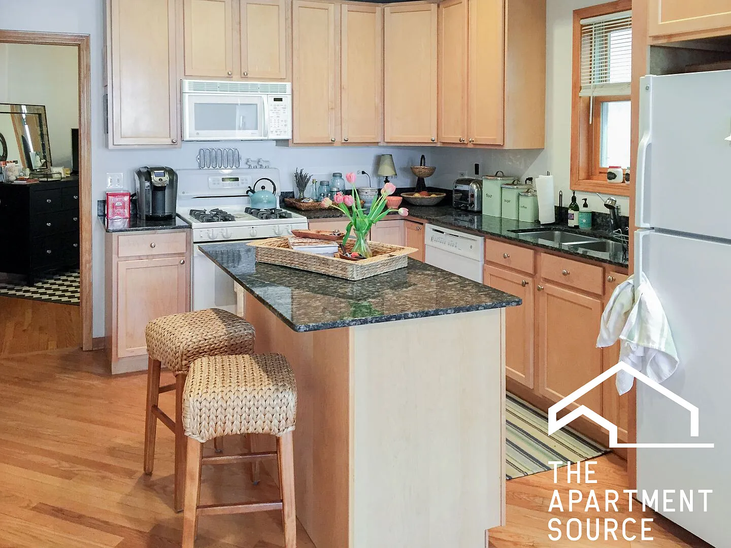 3 bed, 1350 sqft, $5,200 — Photo 2