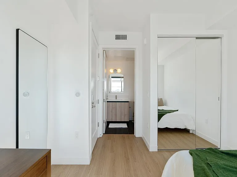 426 N Alexandria Ave — Photo 9