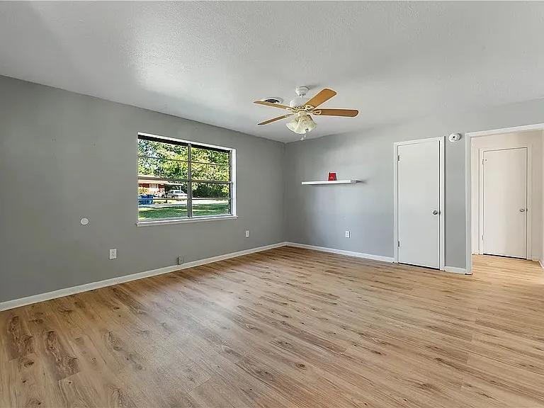 1108 SE E St — Photo 2