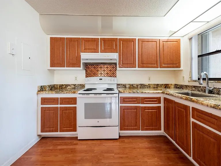 9641 Riverside Dr #F1 — Photo 23