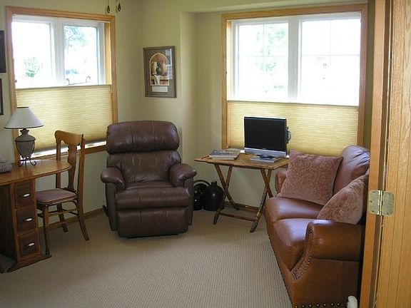 3rd image of 912 Evergreen Ct