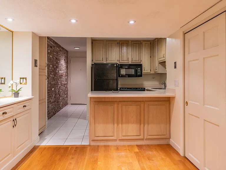 160 Commonwealth Ave #216 — Photo 9