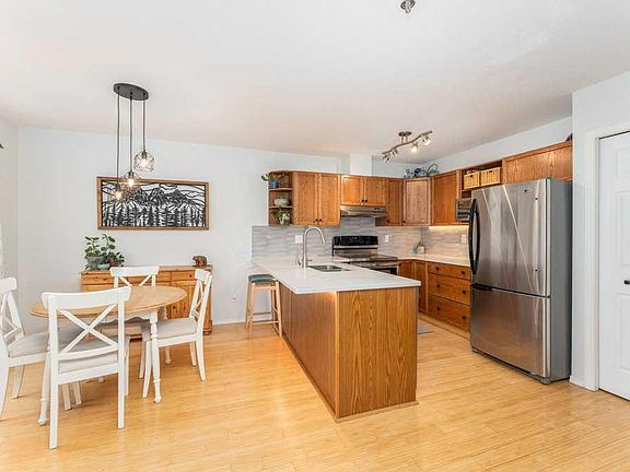 4th image of 1022 SE Rundleview Dr #19