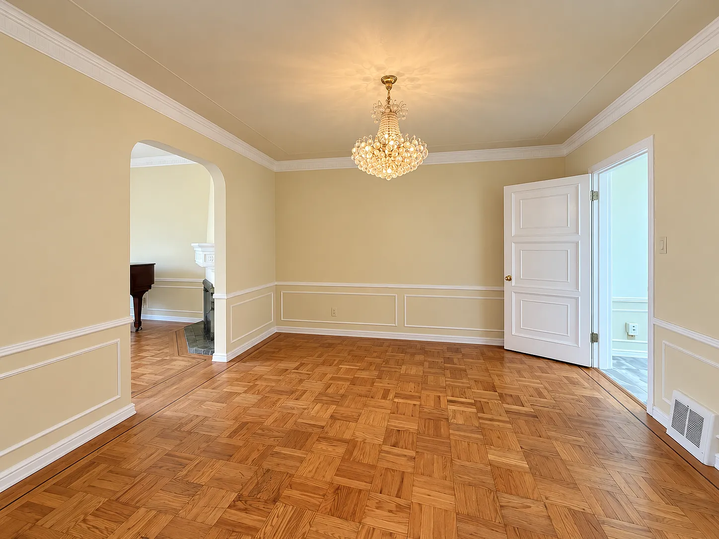 Spacious 5BR Marina Home with Garage, Yard & 3,000 Sq. Ft. — Photo 4