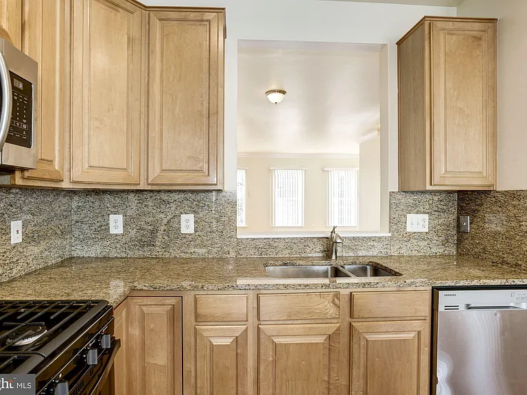 750 Monument Ave — Photo 18