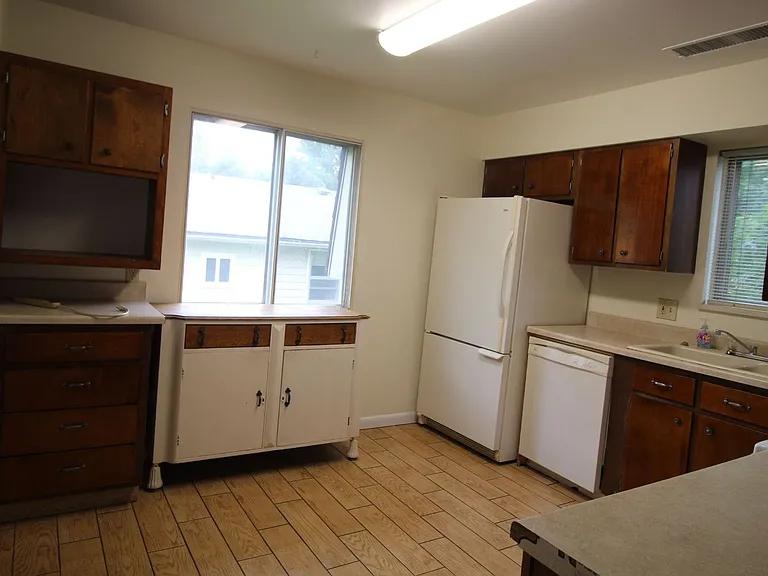 220 Clover Ln — Photo 3