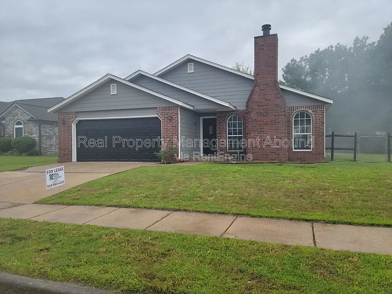 3208 N 8th Pl — Photo 2
