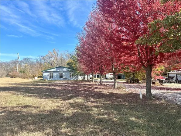 18860 182nd St, Tonganoxie, KS 66086
