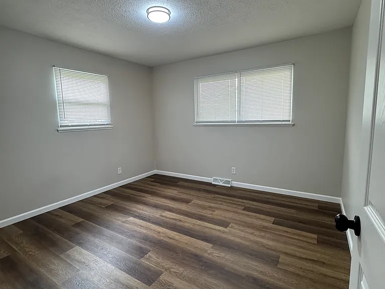 2230 N Aline Ave — Photo 9