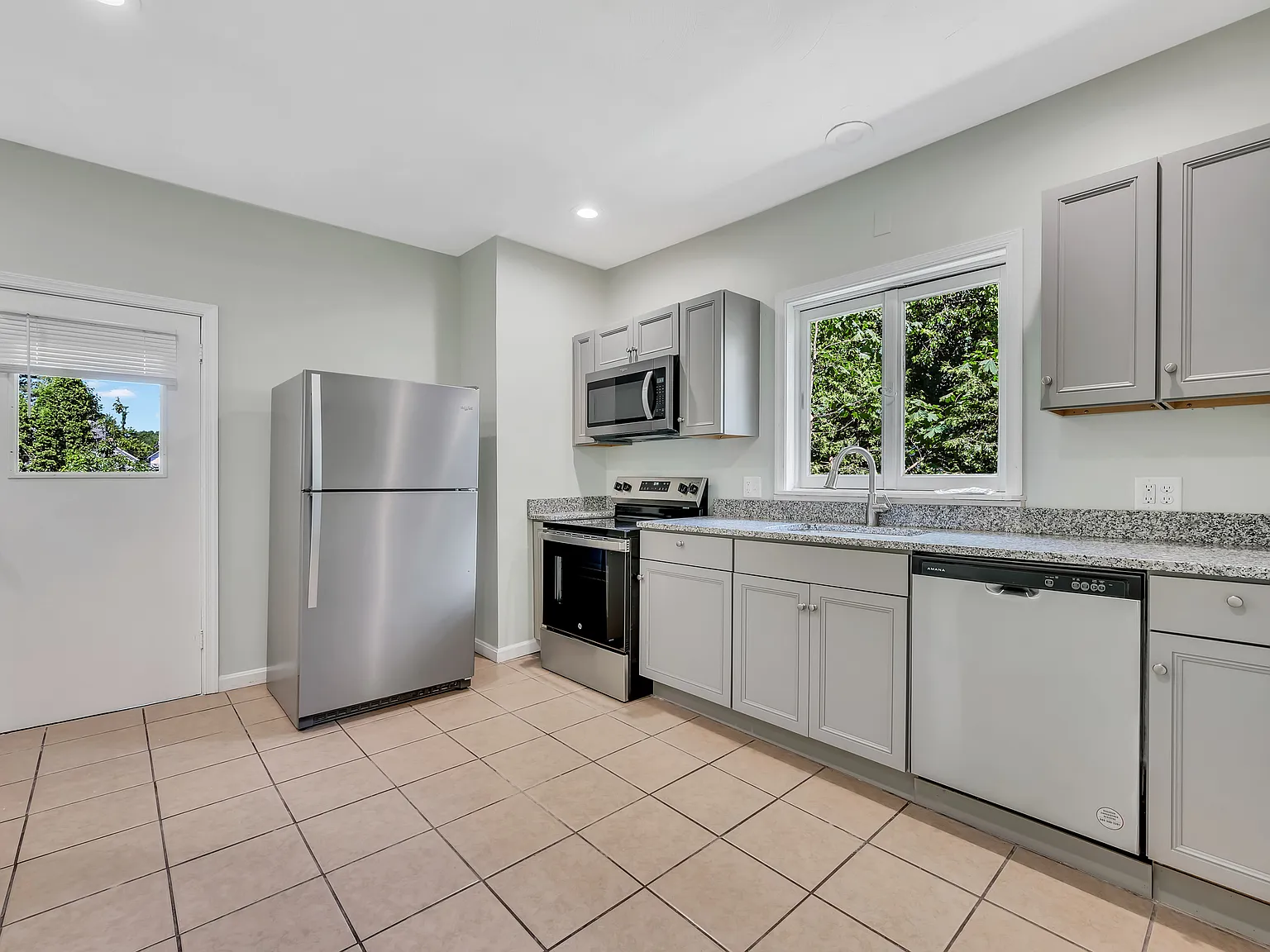 3 bed, 1000 sqft, $1,950 — Photo 2