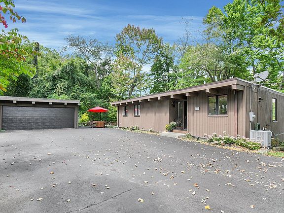 3rd image of 336 Queens Dr S