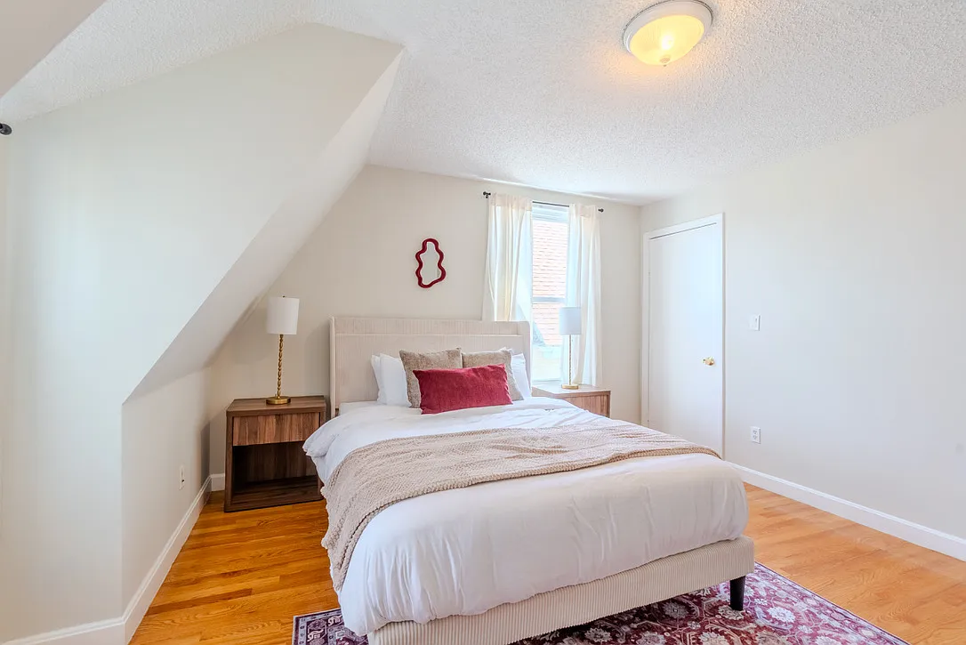 5 bed, 999 sqft, $5,500 — Photo 4