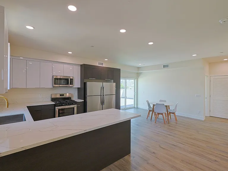 1189 W 37th Pl — Photo 18