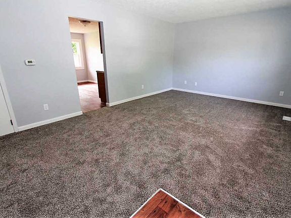 3rd image of 925 Beaumont Dr
