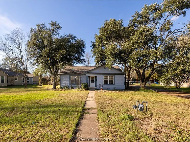 704 Edgemore Dr — Photo 2