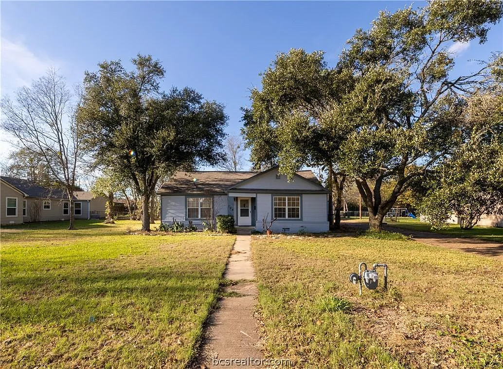 Building Photo - 704 Edgemore Dr