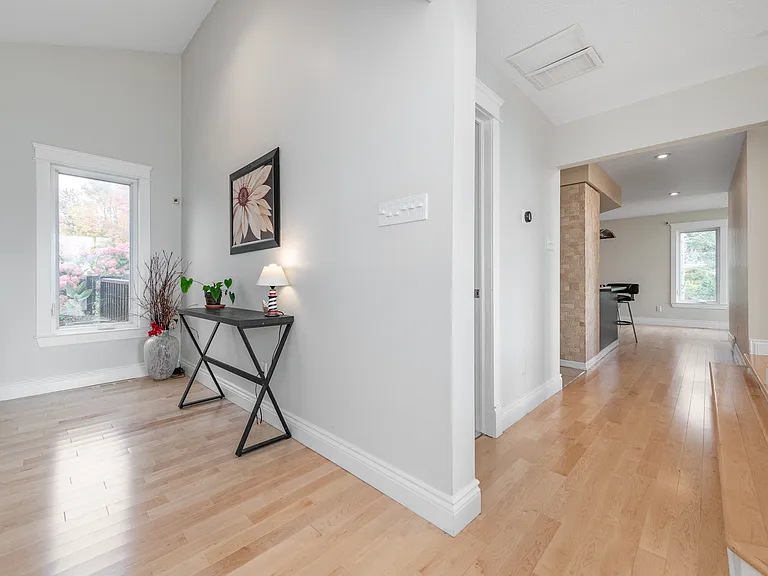 1238 Barnwell Cres — Photo 12