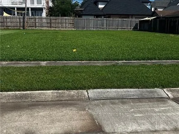 3917 Charles Dr, Chalmette, LA 70043
