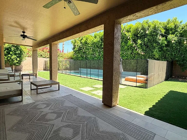 1121 E Powell Way — Photo 23