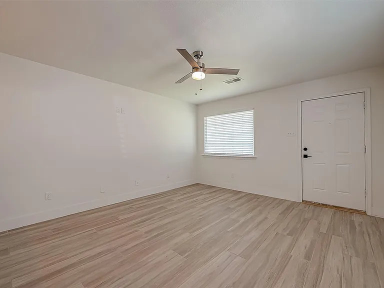 915 Adele St — Photo 5