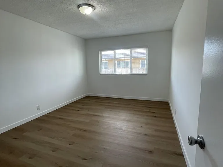 Van Ness Apartments — Photo 15