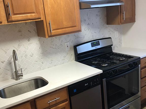 Kitchen - all brand new stainless steel appliances