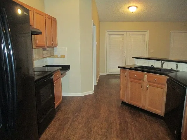3 bed, 2.0 bath, 1577 sqft, $1,910 — Photo 3