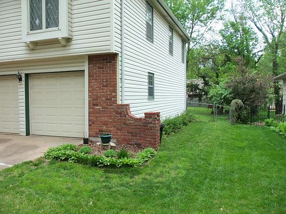 3rd image of 8855 Rosewood Dr