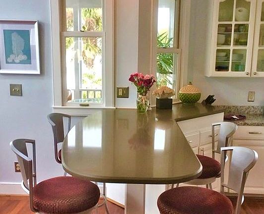 Breakfast / island counter