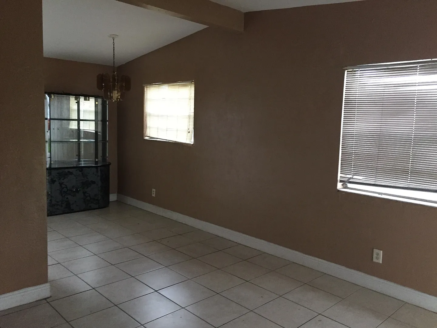 Nice 3-1 House Next To Swap Shop — Photo 3