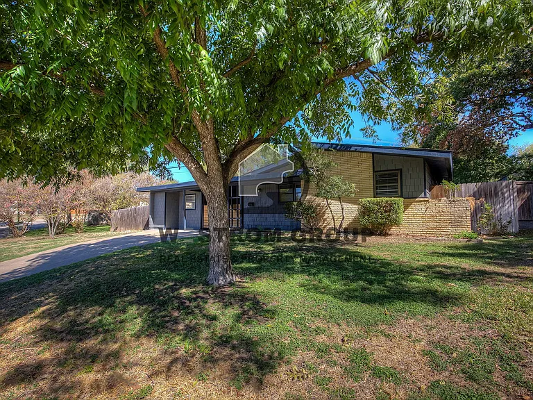 3905 Sanguinet St — Photo 3