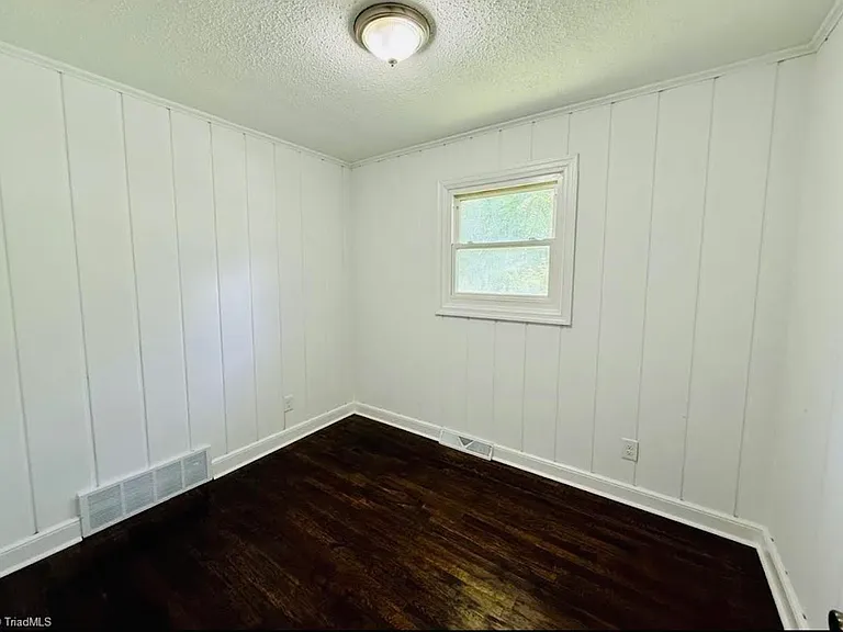 312 Hickory Ln — Photo 4