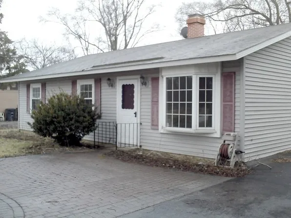 1103 N Chapel Hill Rd, McHenry, IL 60051