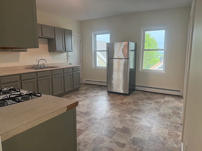 20 Peach Ave #2 — Photo 4