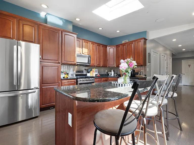 532 E 4th St #2 — Photo 8