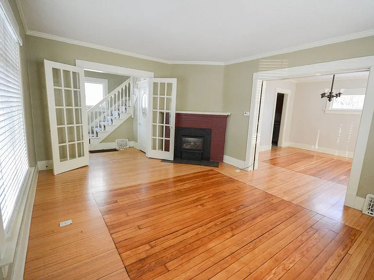837 Center St W — Photo 3
