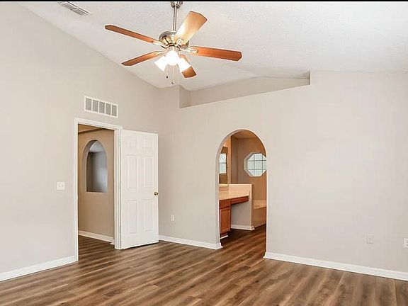 3rd image of 809 Honey Hollow Dr