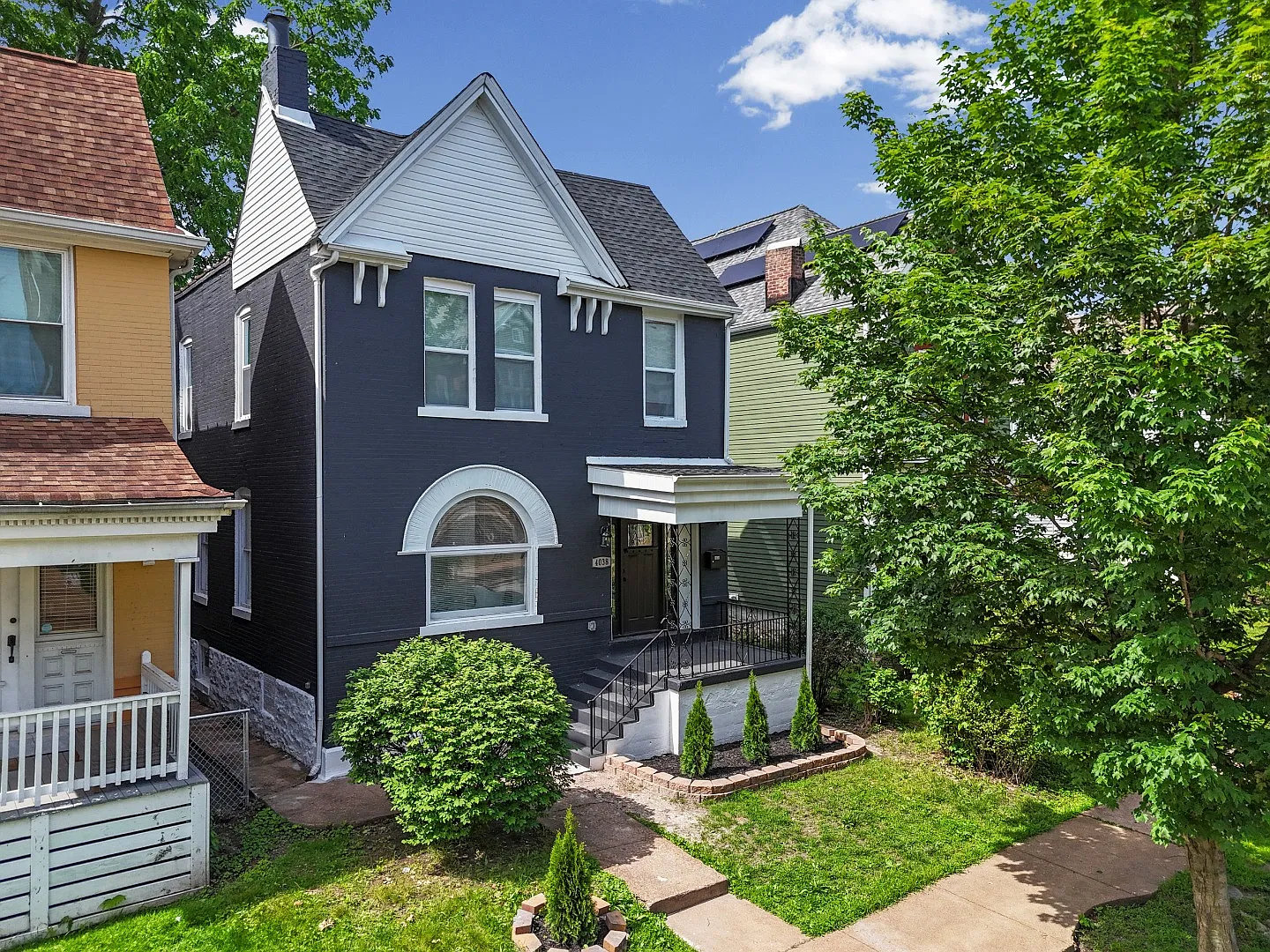 Stylish 4-Bed Home with Deck, Porch & Private Patio in St. Louis In-Unit Laundry & Utilities Incl... — Photo 2