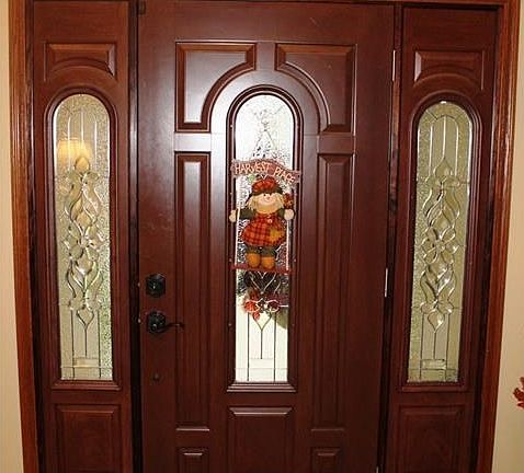 Beautiful door with side-lights brings you into the spacious entryway with gleaming hardwood floors.