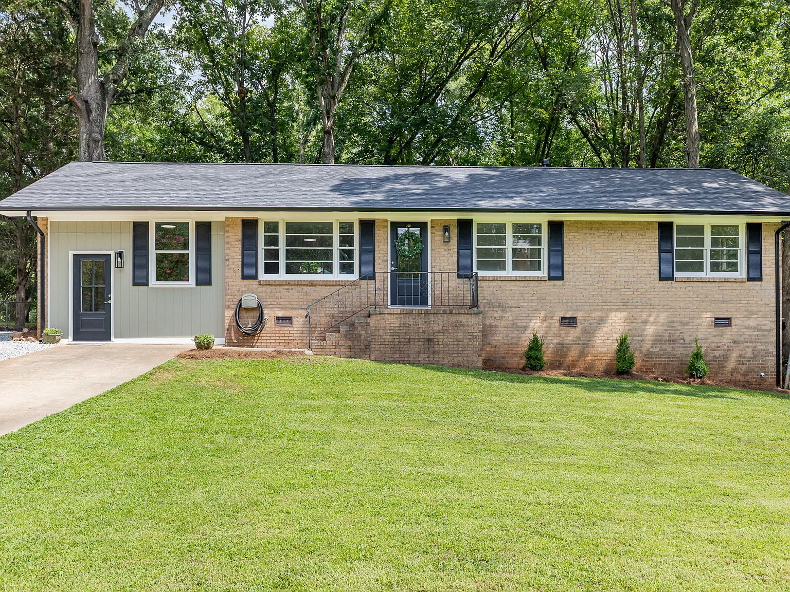 3 bed, 1.5 bath, 1448 sqft, $2,095 — Photo 1