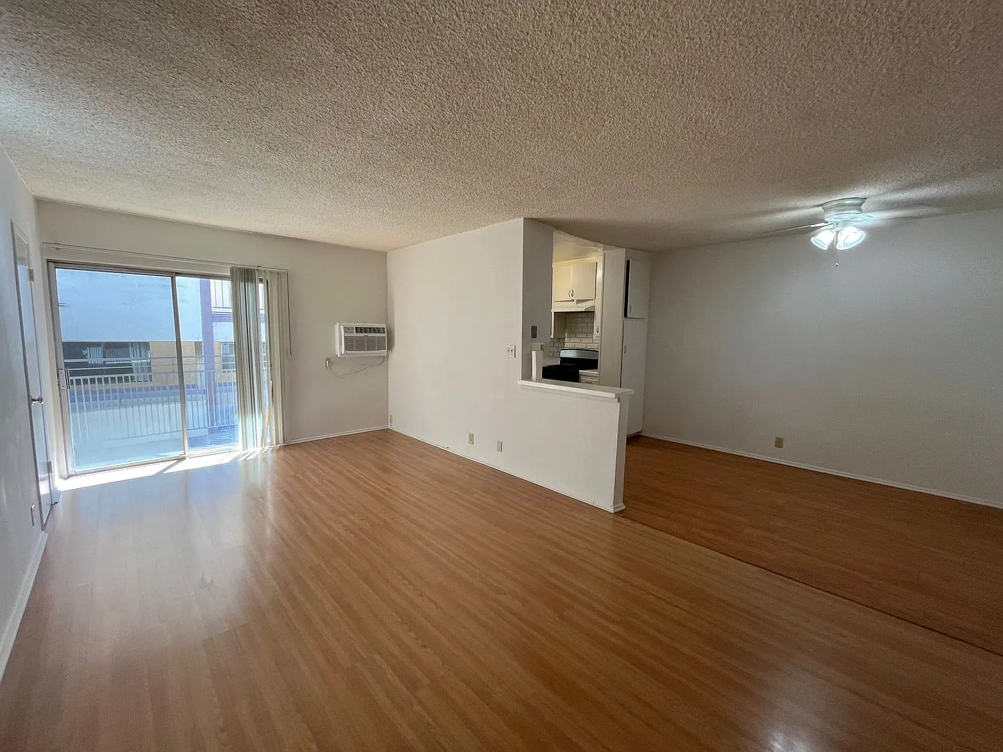 Spacious 2 Bedroom Apartment in Glendale! — Photo 2