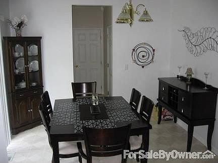 Spacious dining area; Overlooks backyard
						:
						Spacious dining area off the kitchen; Plenty of room for your dining furniture.