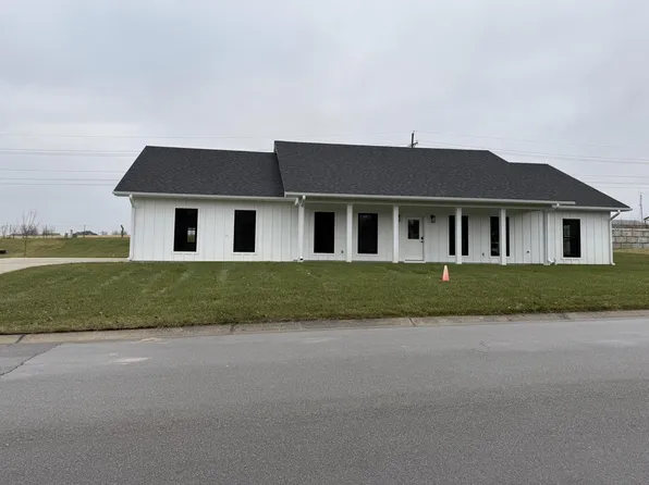 304 E Meadow Ln, Marshall, MO 65340