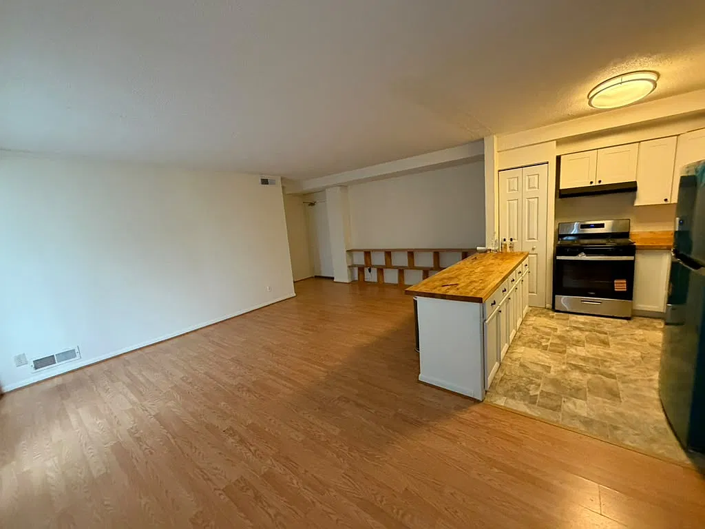 2 bed, 1073 sqft, $1,900 — Photo 2